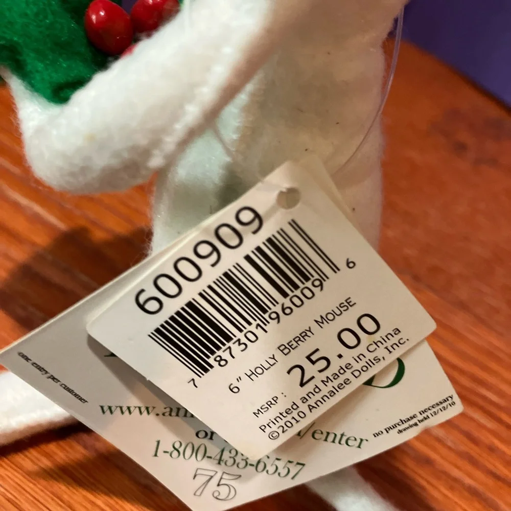 NWT Annalee 6” Holly Berry Mouse #600909